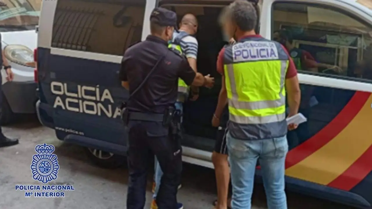Un detenido entra en furg&oacute;n policial. - POLIC&Iacute;A NACIONAL 