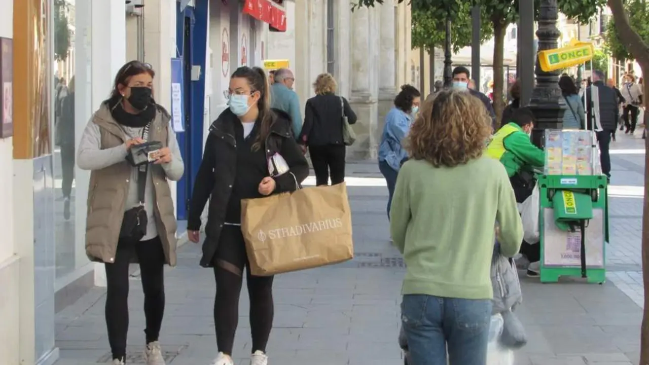 Ciudadanos paseando con mascarilla por la calle Ancha. - Ra&uacute;l J. Bustillos.
