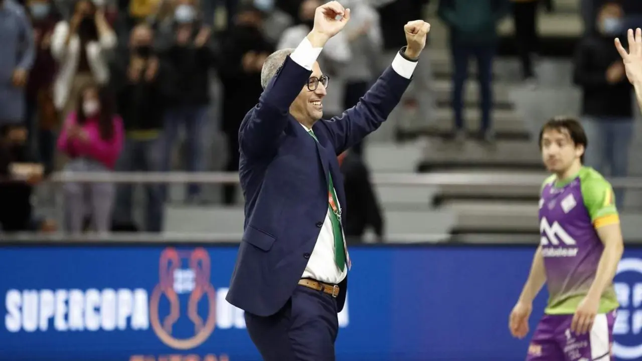 Antonio Vadillo celebra la victoria frente a ElPozo Murcia en el Palacio de Deportes de Jerez. - RFEF