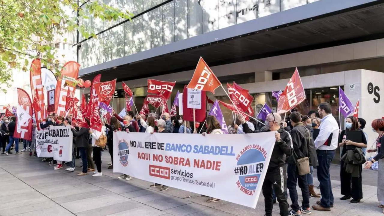 Un grupo de empleados del Banco Sabadell durante una concentraci&oacute;n contra el ERE. - Europa Press