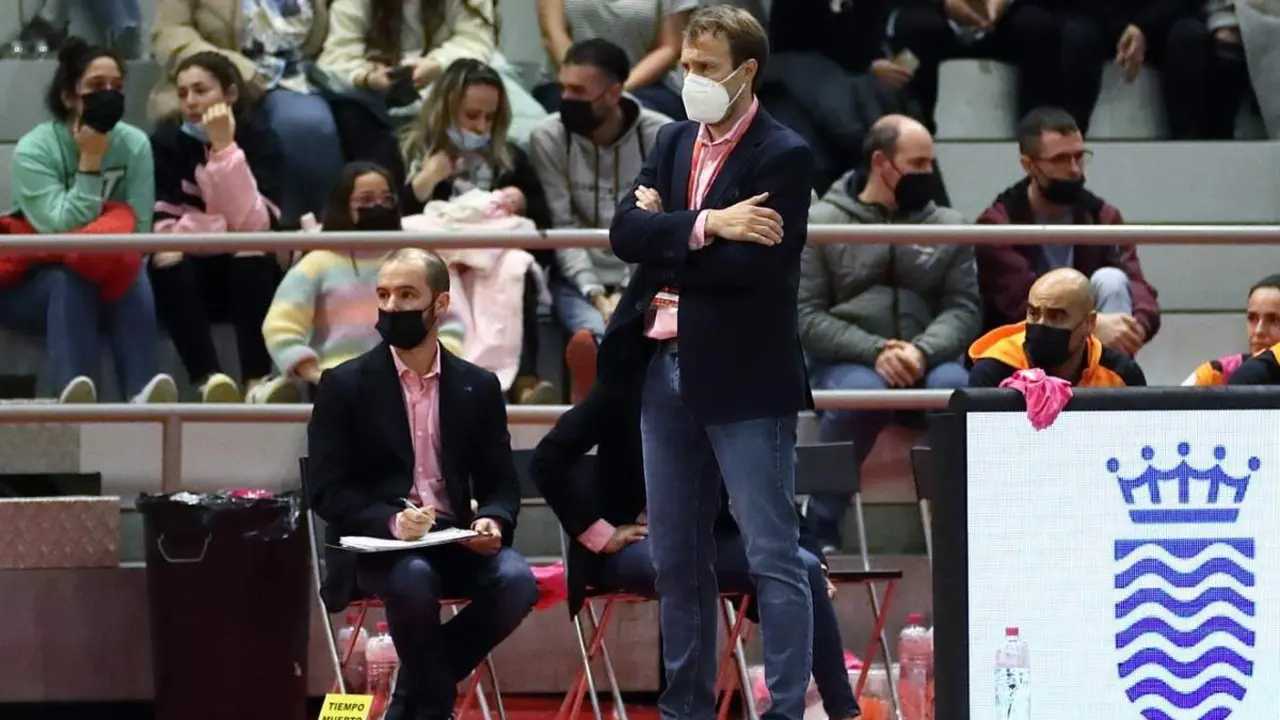 Lucas Cao, en el banquillo del Palacio de Deportes de Jerez durante la Supercopa de Espa&ntilde;a. - RFEF