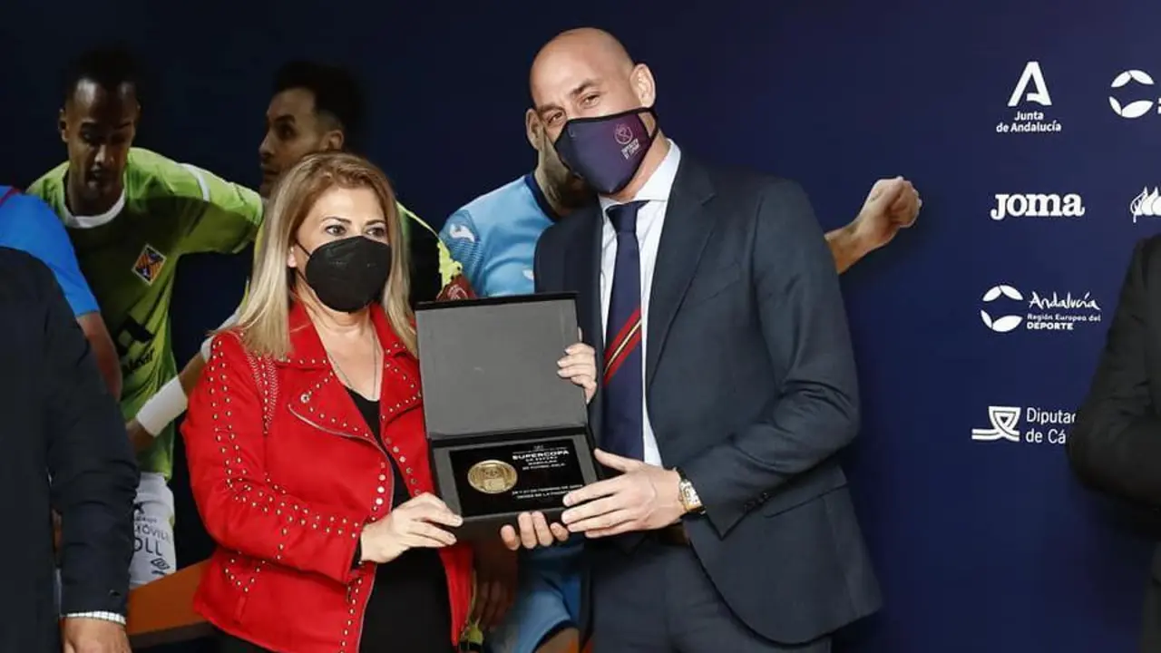Mamen S&aacute;nchez y Luis Rubiales, durante la celebraci&oacute;n de las finales de la Supercopa de Espa&ntilde;a. - jerez.es