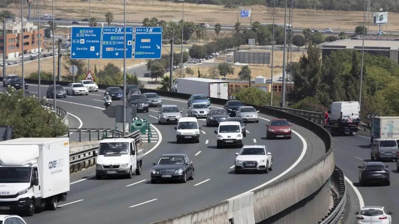 La autov&iacute;a A-49 a su paso por Camas. - Archivo