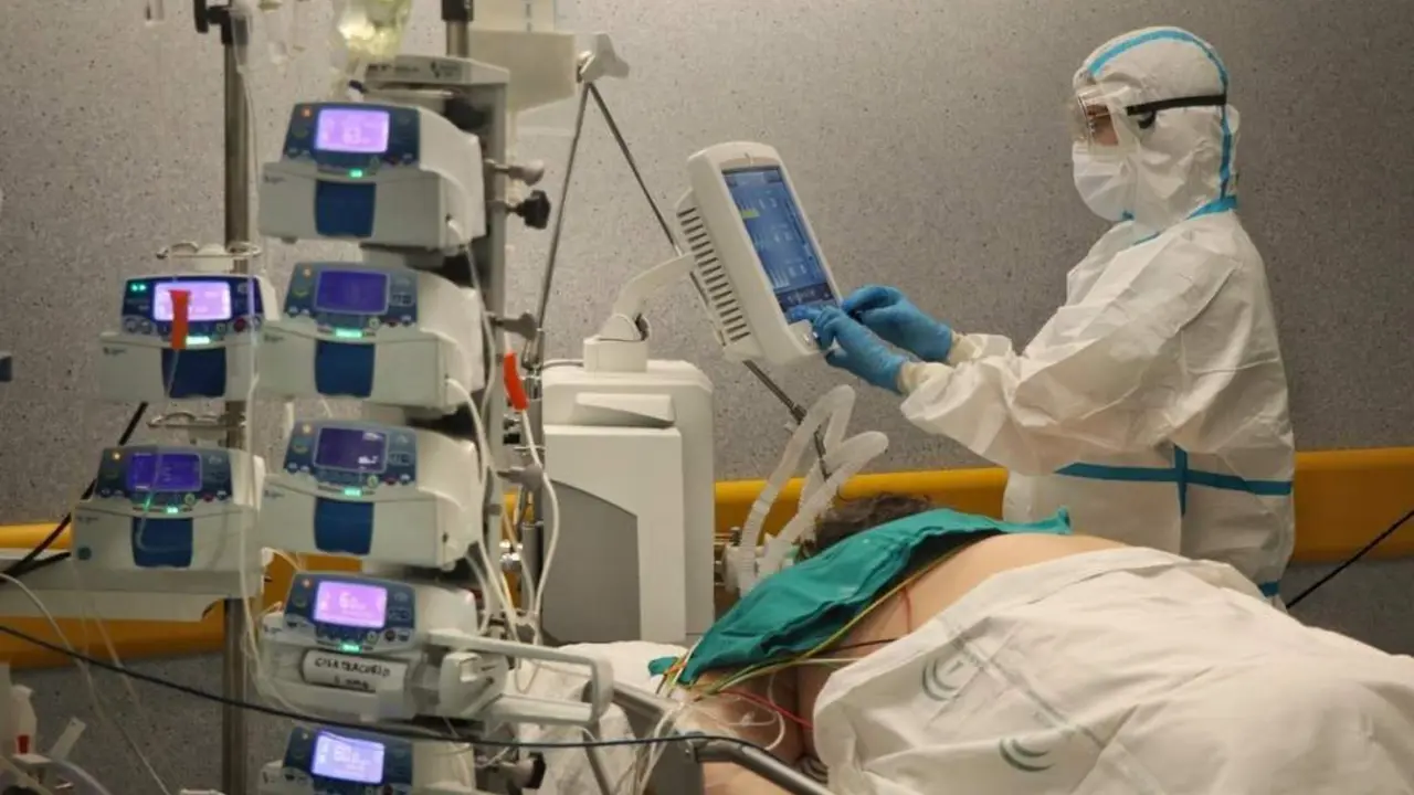 Un paciente con covid en la UCI del Hospital Reina Sof&iacute;a. - Europa Press