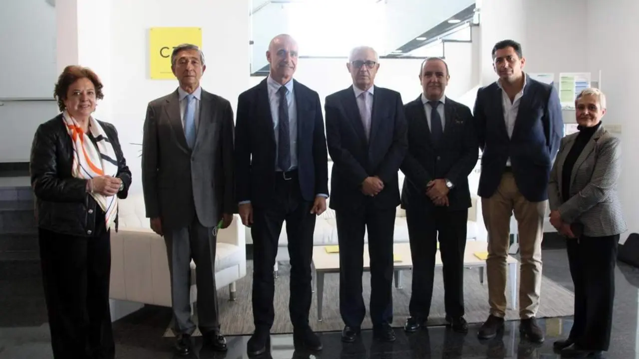 El alcalde de Sevilla, Antonio Mu&ntilde;oz, ha visitado Corporaci&oacute;n Tecnol&oacute;gica de Andaluc&iacute;a (CTA), donde se ha reunido con su presidente, Francisco Moch&oacute;n. - AYUNTAMIENTO DE SEVILLA