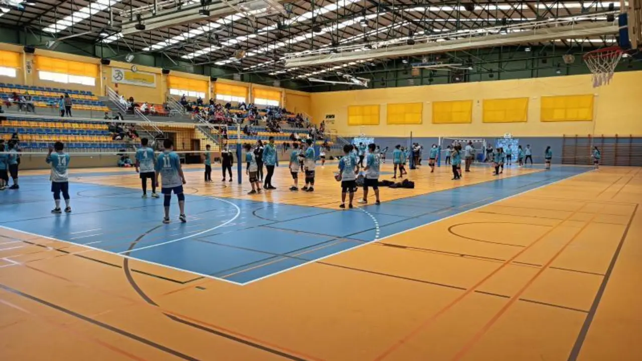 Ni&ntilde;os haciendo deporte en la semana blanca de Benalm&aacute;dena. - Ayto.