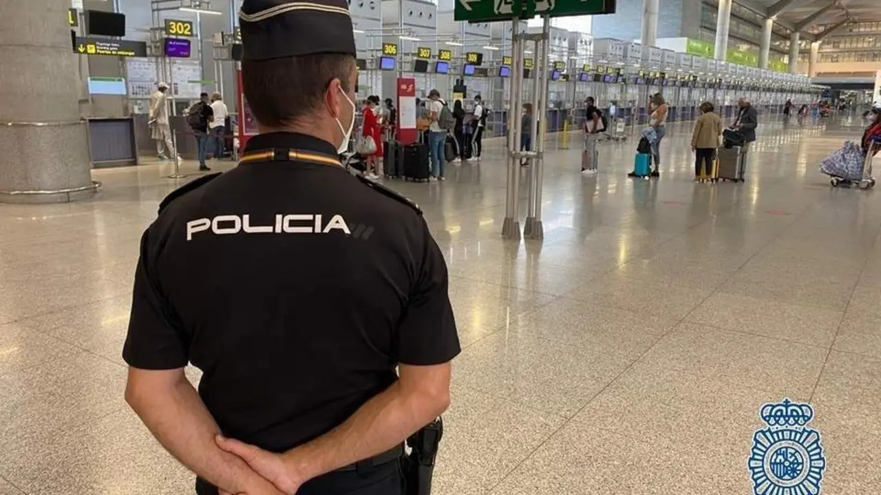 Un agente de la Polic&iacute;a Nacional en el aeropuerto de M&aacute;laga-Costa del Sol. - CNP