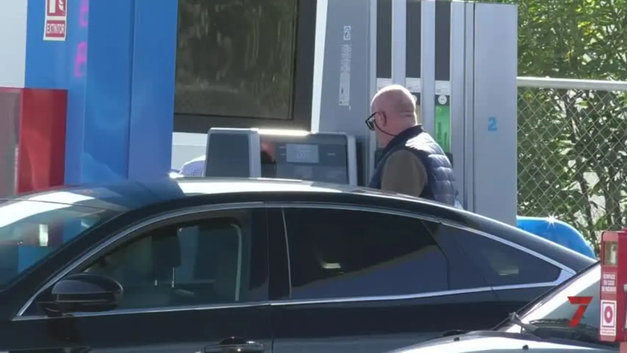 Colas de hasta media hora en las gasolineras 'low cost' para repostar en Jerez