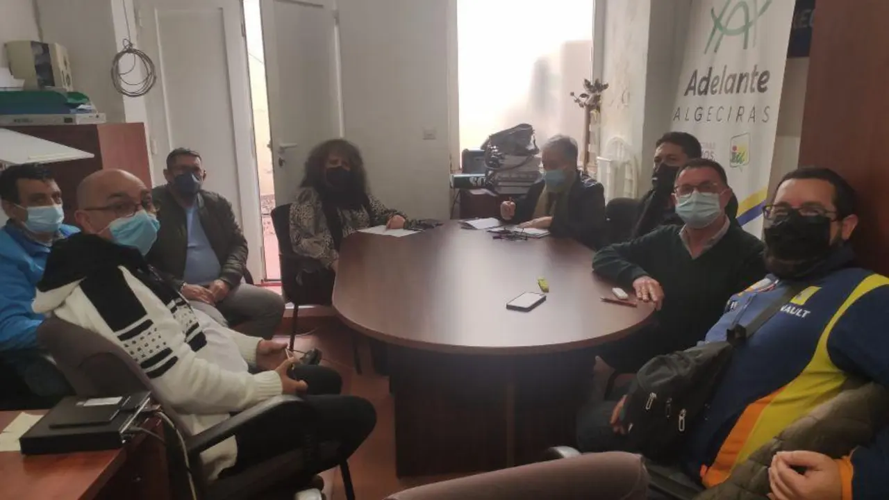Reuni&oacute;n de Adelante con la plantilla del bus urbano de Algeciras. - AI
