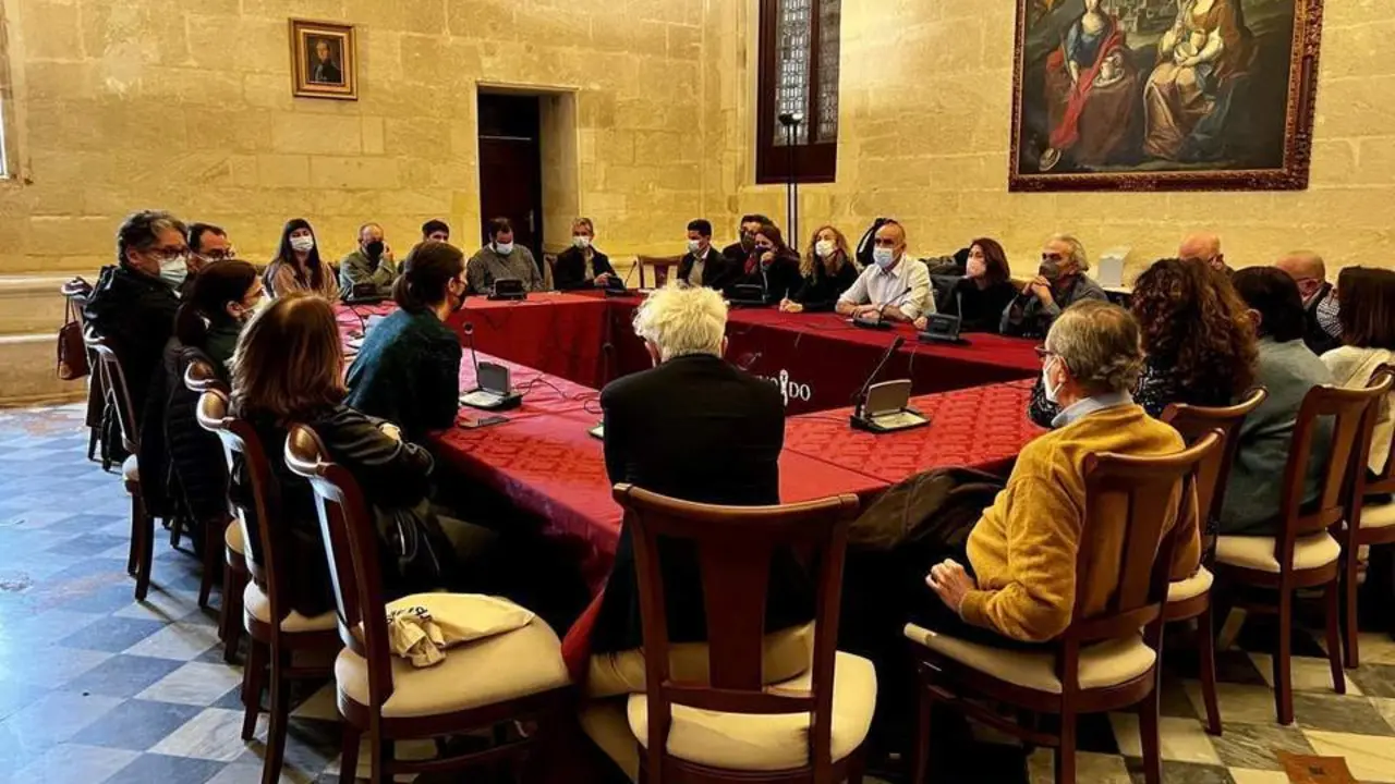 El alcalde de Sevilla, Antonio Mu&ntilde;oz, en la reuni&oacute;n con el sector cultural para analizar la reforma de los estatutos del ICAS. - AYUNTAMIENTO DE SEVILLA