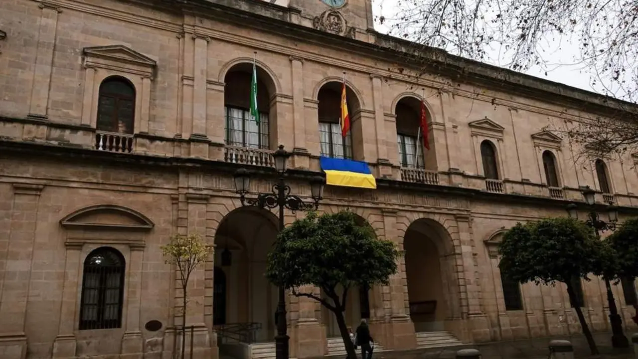 Fachada del Ayuntamiento de Sevilla con una bandera ucraniana.  - ALFREDO GUARDIA