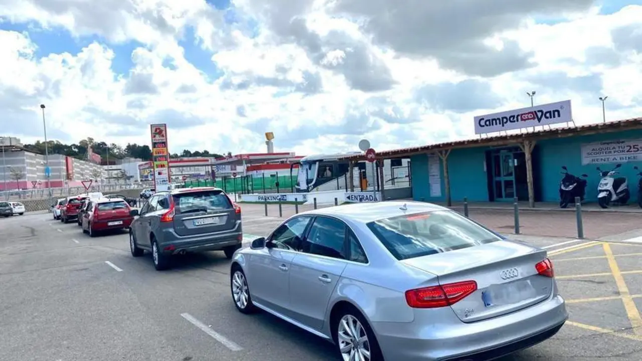 Colas de coches en una gasolinera de Jerez este jueves - Cristo Garc&iacute;a
