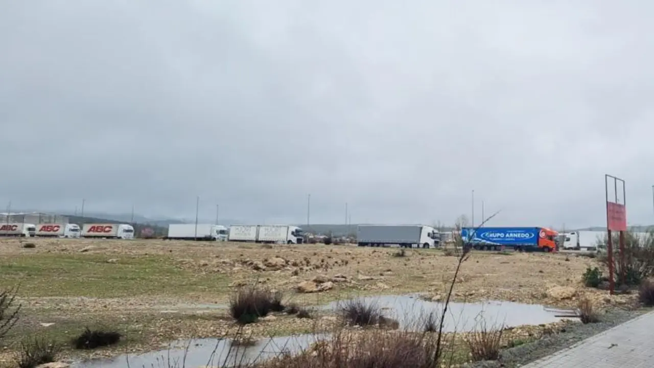 Camiones en cola en la carretera de acceso al pol&iacute;gono Llano Mazuelos.  - J. M. Ca&ntilde;adas