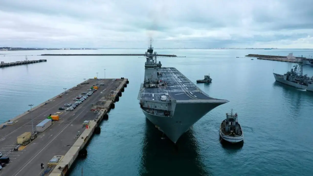 LHD Juan Carlos I zarpando de la Base de Rota. - Armada