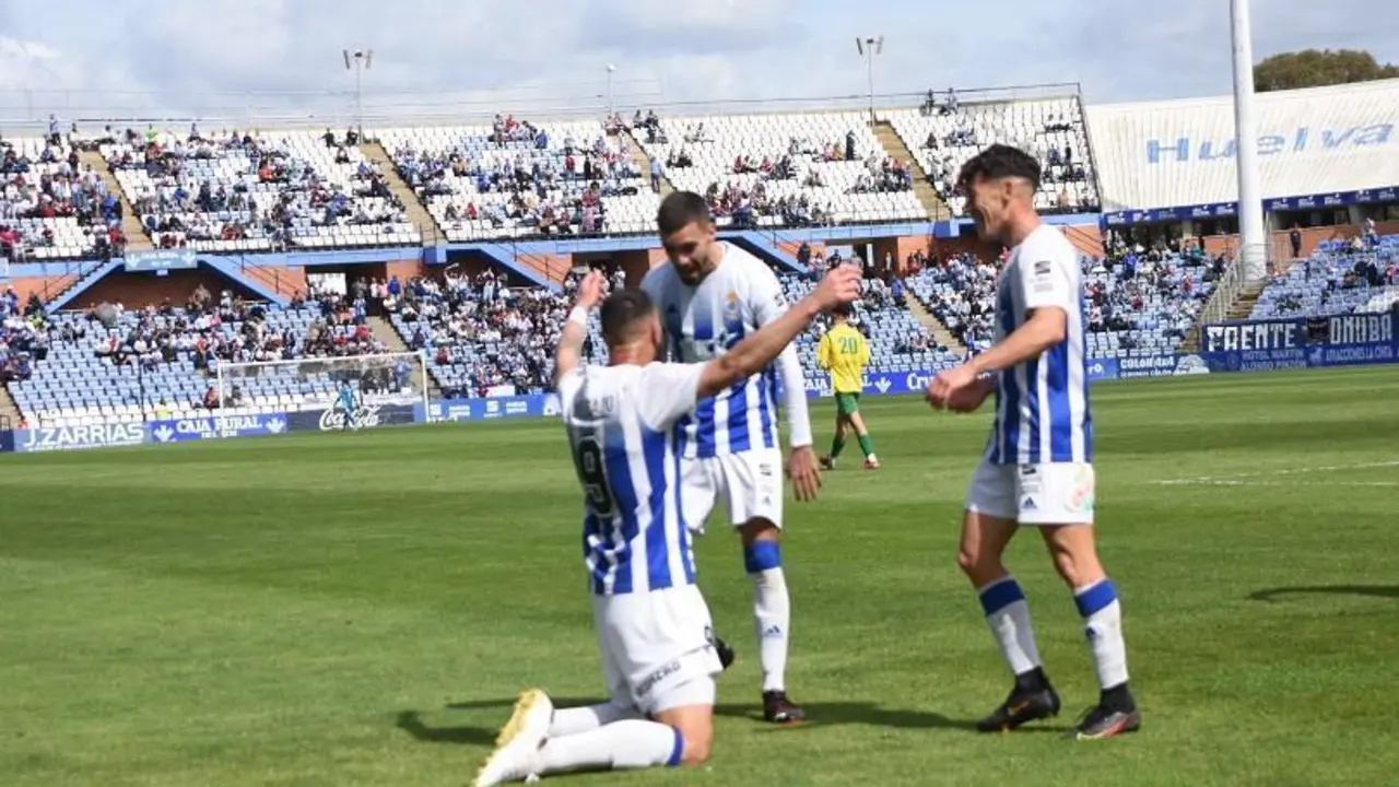 Juan Delgado celebrando el gol ante Los Barrios con sus compa&ntilde;eros Juanito y Juanjo Mateo. - VH