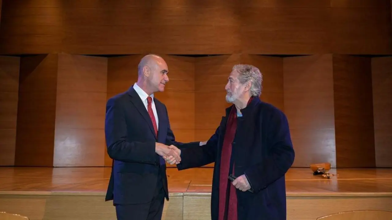 El alcalde de Sevilla, Antonio Mu&ntilde;oz, se re&uacute;ne con el m&uacute;sico Jordi Savall antes de la inauguraci&oacute;n del FeM&Agrave;S. - AYTO