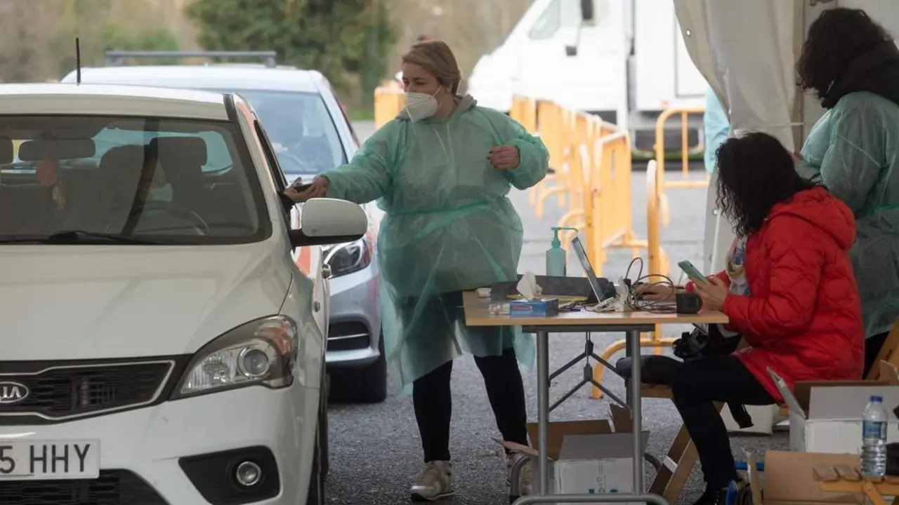 Una trabajadora sanitaria atiende a una persona que ha acudido a realizarse un test de ant&iacute;genos en un dispositivo organizado en una carpa en Monforte de Lemos. - EP