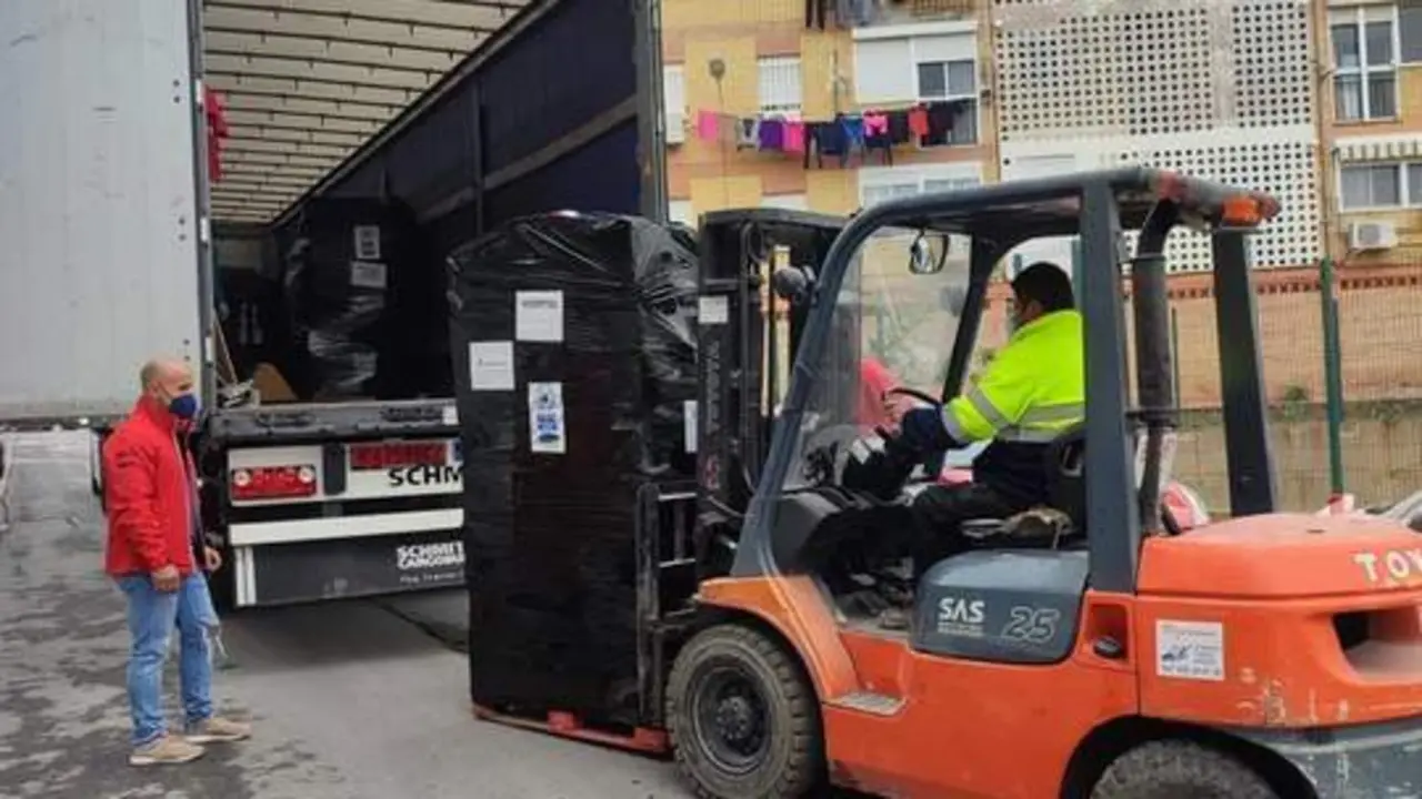 Salida del material sanitario enviado por Bomberos Unidos Sin Fronteras desde Huelva. - VH