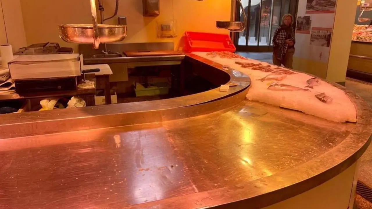 Mostrador de un puesto de pescados en un mercado de abastos de la capital. - EDUARDO BRIONES / EP