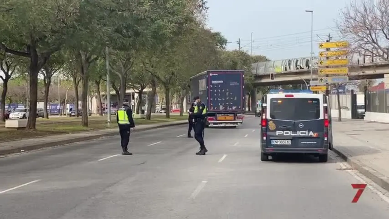 La Polic&iacute;a escolta a camiones en el quinto d&iacute;a de la huelga del transporte en Jerez