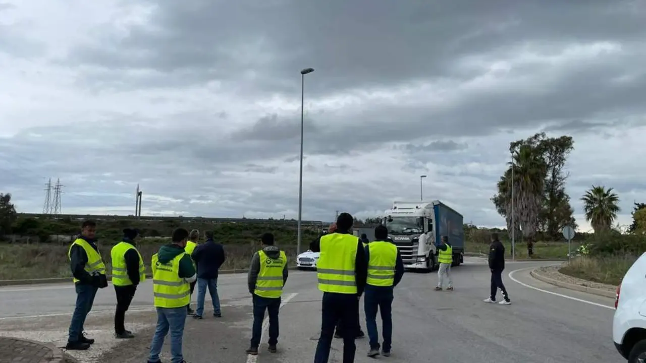 Los transportistas en la Ciudad del Transporte, durante la primera jornada de paro - Jim&eacute;nez