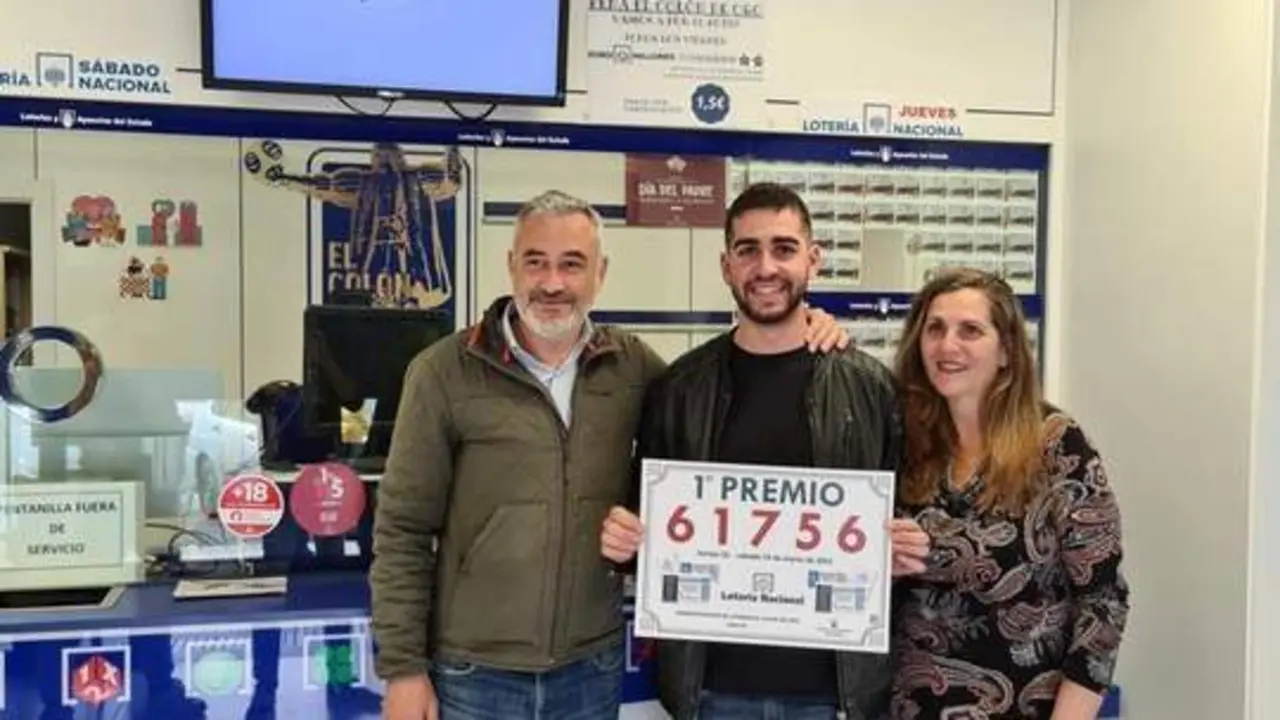 El lotero, feliz por haber dado el premio. - Cedida