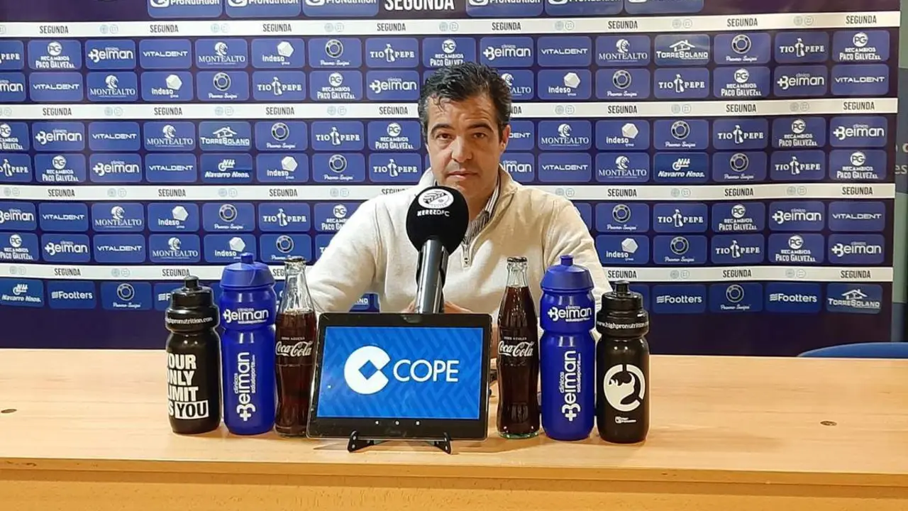 Jos&eacute; P&eacute;rez Herrera, este s&aacute;bado en la sala de prensa de Chap&iacute;n tras la victoria ante el Montijo. - Viva Jerez