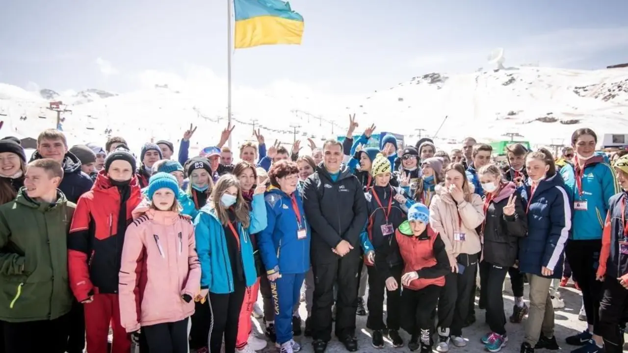 Ni&ntilde;os de la Federaci&oacute;n Ucraniana de Deportes de Invierno llegan a Sierra Nevada. - Junta