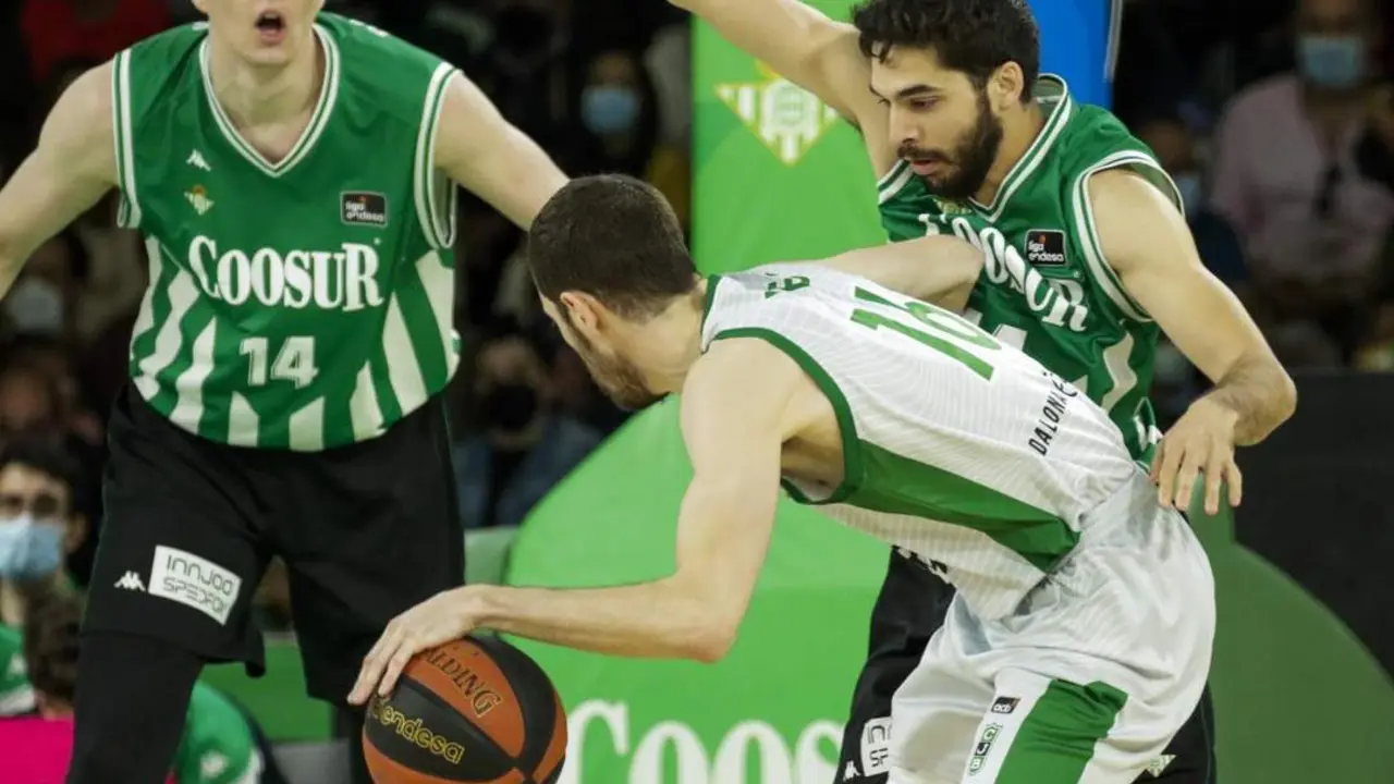 Anzejs Pasecnics, Pepe Pozas y Guillem Vives durante el partido. - efe