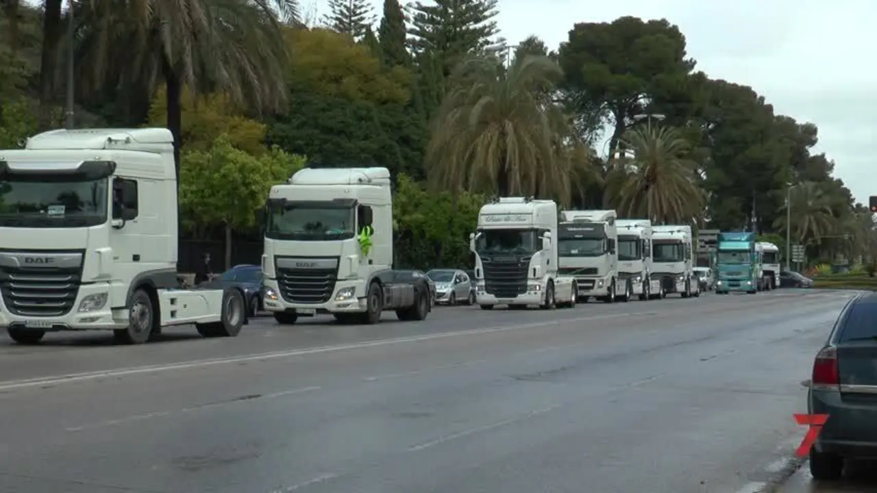Sonora caravana de transportistas por las calles del centro de Jerez