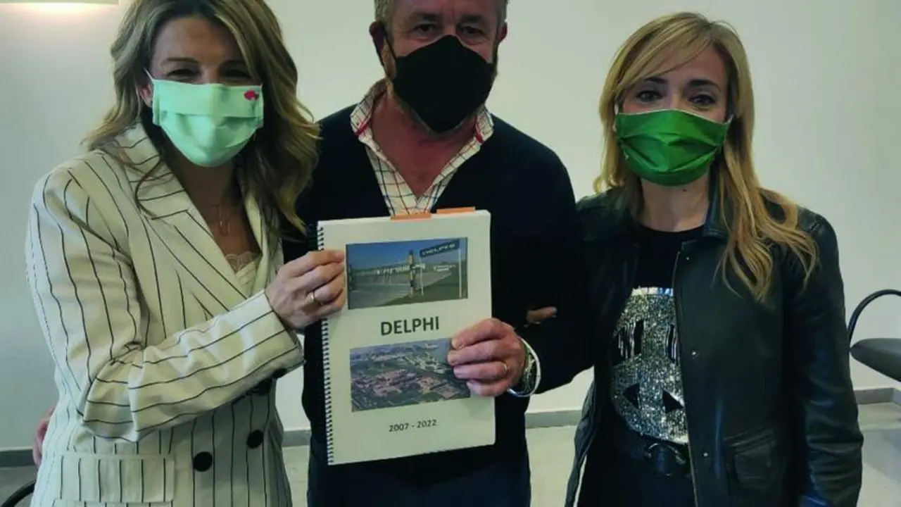 Antonio Montoro, con la l&iacute;der regional de UGT, Carmen Castilla, y la ministra de Trabajo, Yolanda D&iacute;az, con el dossier sobre Delphi.  - VIVA