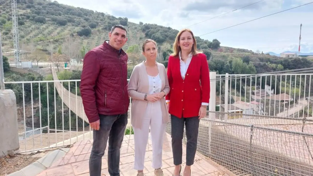 La delegada, Mari&aacute;n Ad&aacute;n, junto a la alcaldesa, Encarnaci&oacute;n Castro, en su visita a Frailes.  - 