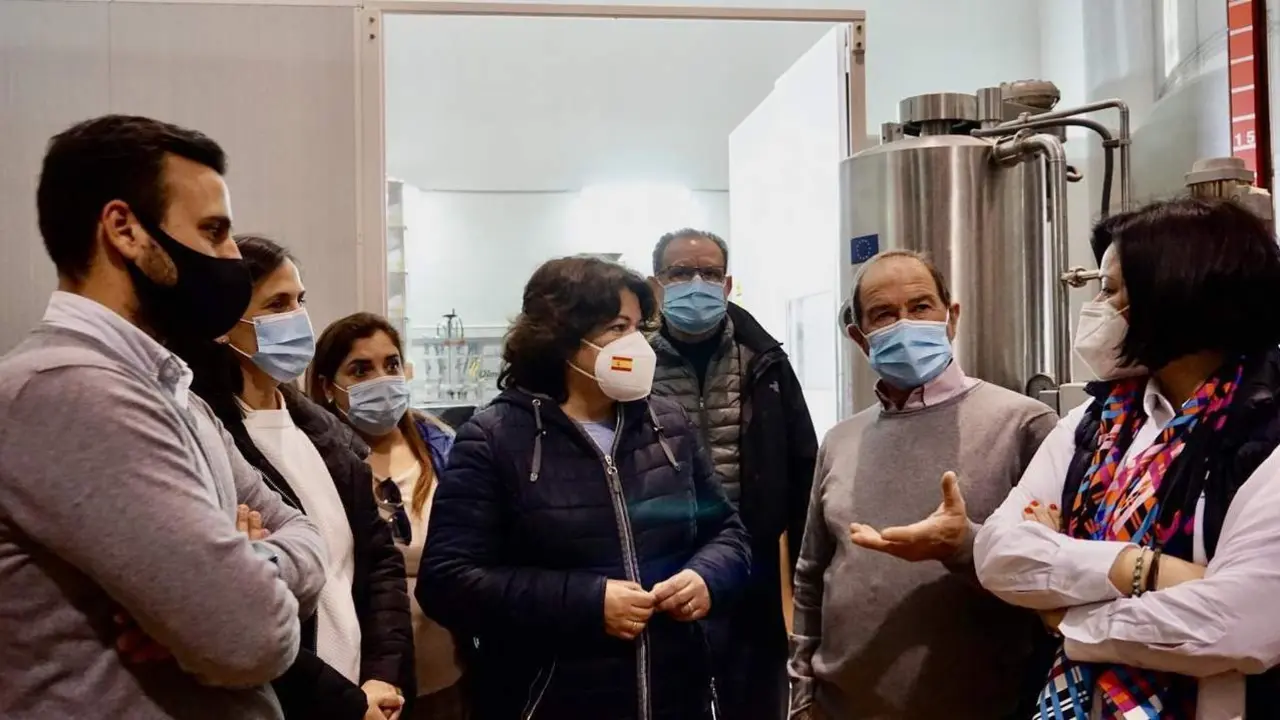 La presidenta del PP de Sevilla, Virginia P&eacute;rez, primera por la derecha, en la visita que ha cursado a la cooperativa Ole&iacute;cola Coripe&ntilde;a de Coripe.  - PP SEVILLA