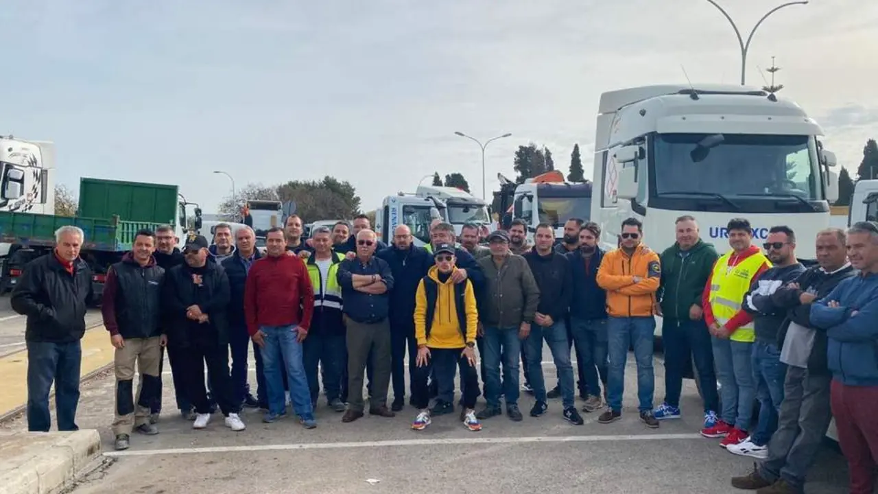Beardo posa con los transportistas.  - Viva.