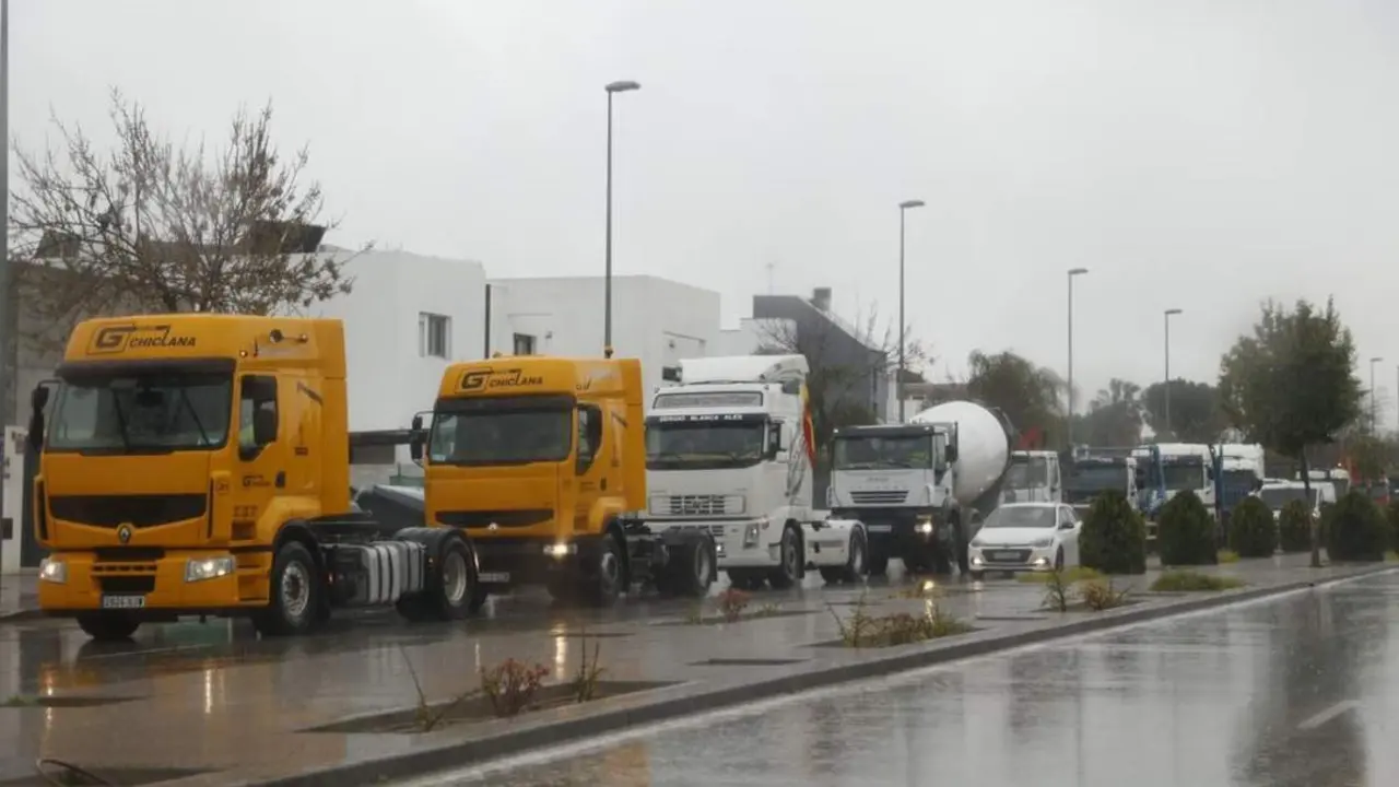 La caravana de transportistas este jueves a su llegada a la Ciudad del Transporte, en Jerez. - Cristo Garc&iacute;a