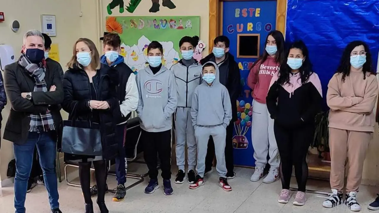 El delegado, Antonio Sutil, junto a la alcaldesa de Frailes, Encarnaci&oacute;n Castro, durante la visita al colegio Santa Luc&iacute;a.  - 