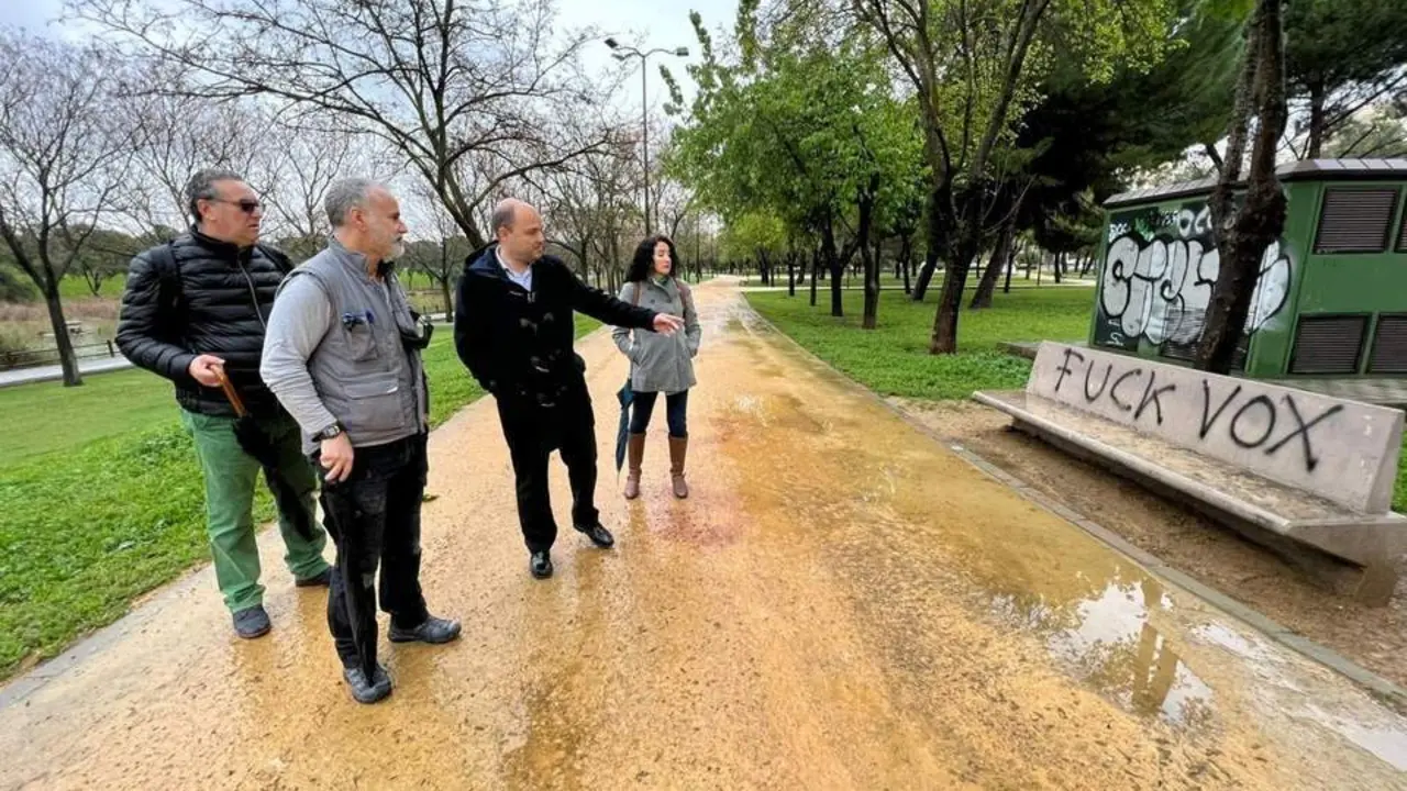 El portavoz adjunto de Vox en el Ayuntamiento de Sevilla, Gonzalo Garc&iacute;a de Polavieja, en el Parque de Miraflores.  - VOX