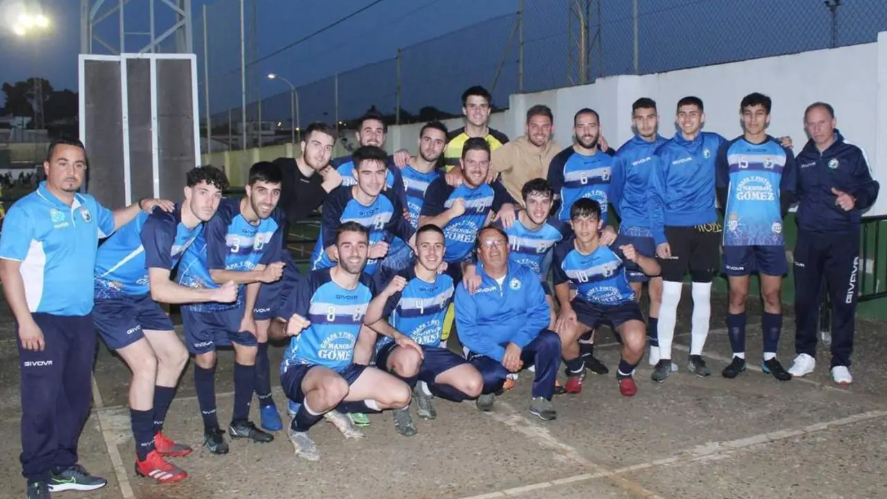Los jugadores de la Divina Pastora celebran el triunfo junto al vestuario - Ra&uacute;l J. Bustillos