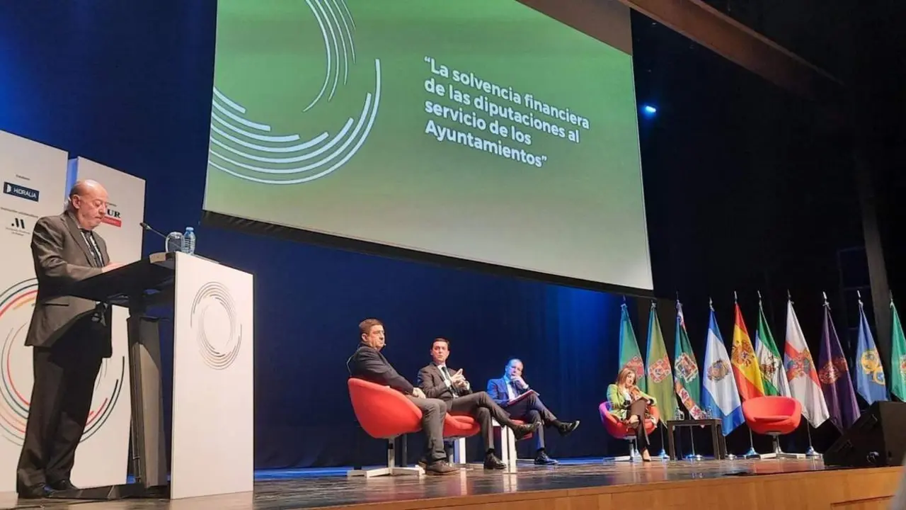 El presidente de la Diputaci&oacute;n de Sevilla, Fernando Rodr&iacute;guez Villalobos, en un encuentro de las ocho diputaciones andaluzas celebrado en M&aacute;laga.  - DIPUTACI&Oacute;N
