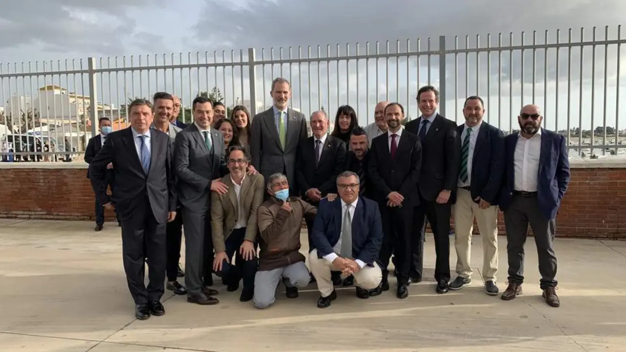La directiva de la Cofrad&iacute;a de Pescadores, junto al ministro Planas, el presidente de la Junta de Andaluc&iacute;a, el rey Felipe VI y el alcalde de Sanl&uacute;car. - C. Cruz