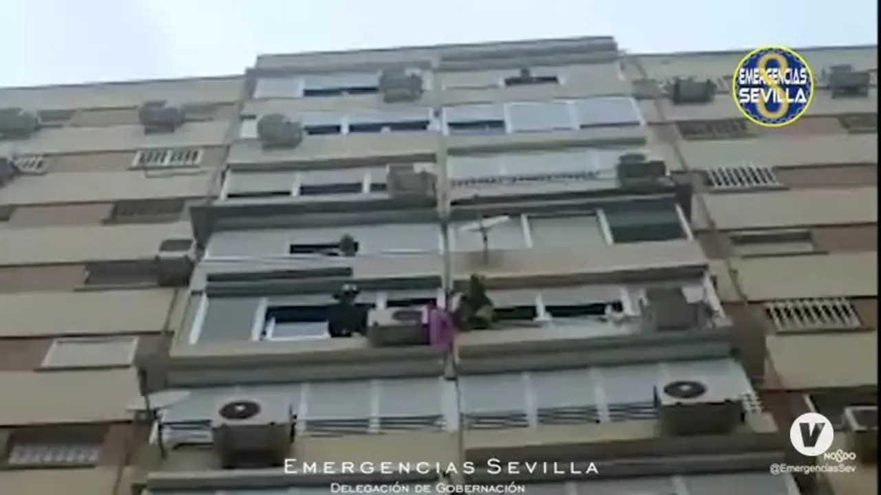 Rescatan a una anciana con alzheimer sentada en la cornisa de una sexta planta en Sevilla