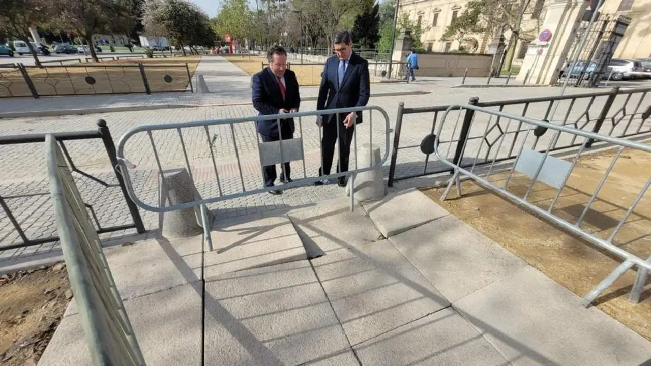 El portavoz de Cs en el Ayuntamiento de Sevilla, &Aacute;lvaro Pimentel (derecha), con el concejal Lorenzo L&oacute;pez en el solar arreglado frente al Rectorado de la Universidad. - CS SEVILLA