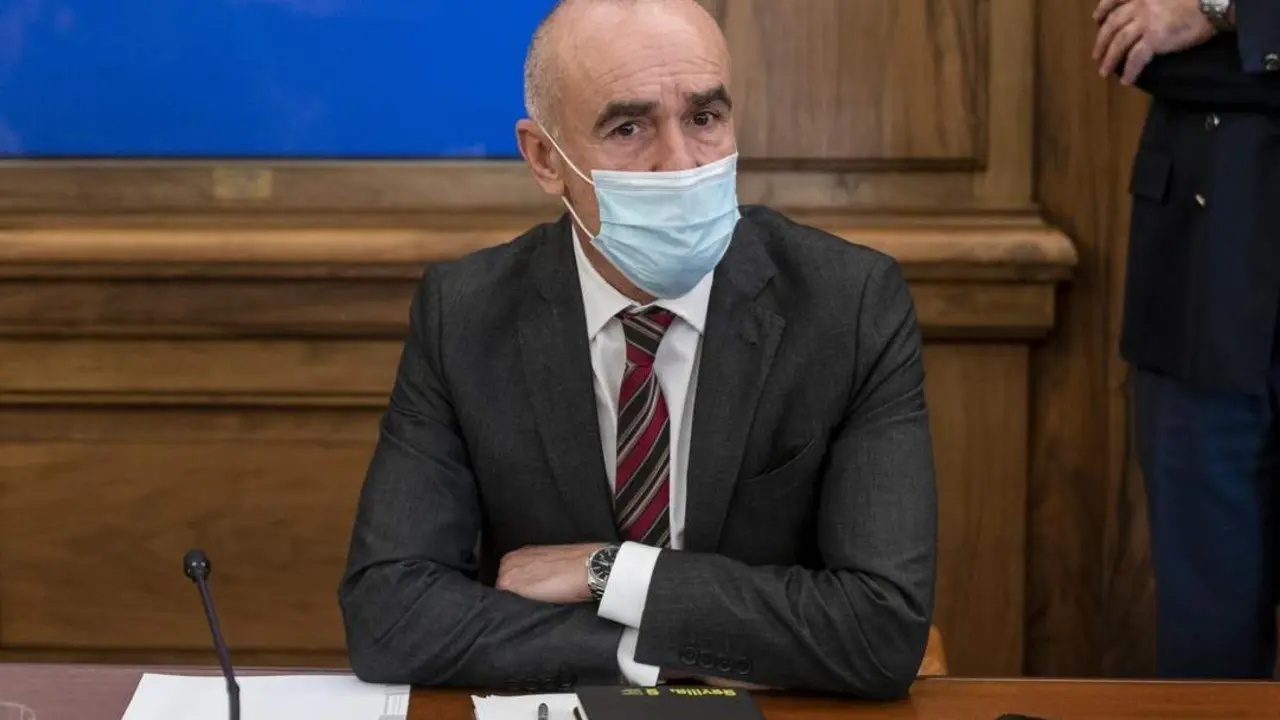 El alcalde de Sevilla, Antonio Mu&ntilde;oz, durante una reuni&oacute;n con la ministra de Transportes y la consejera de Fomento, Infraestructuras y Ordenaci&oacute;n del Territorio. - A. P&Eacute;REZ MECA / EP