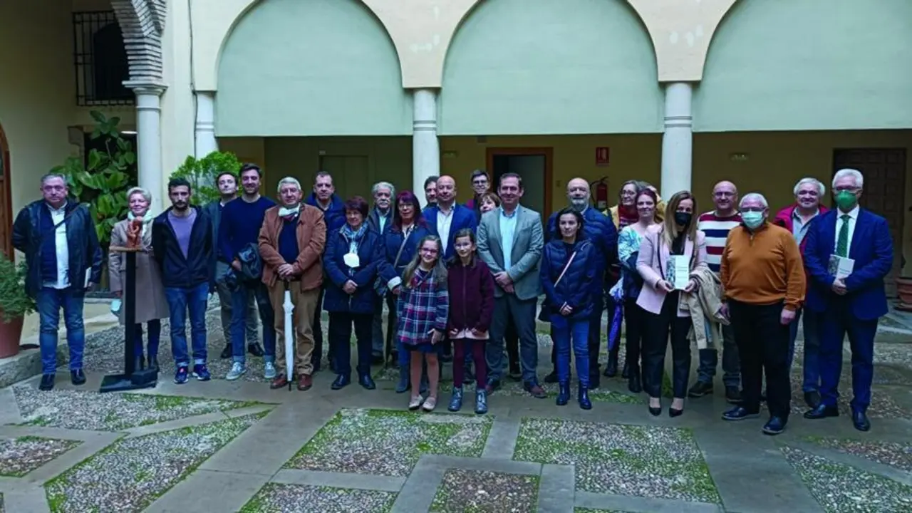 Organizadores, patrocinadores y autores en el patio del Sal&oacute;n Mud&eacute;jar. - Viva Ja&eacute;n