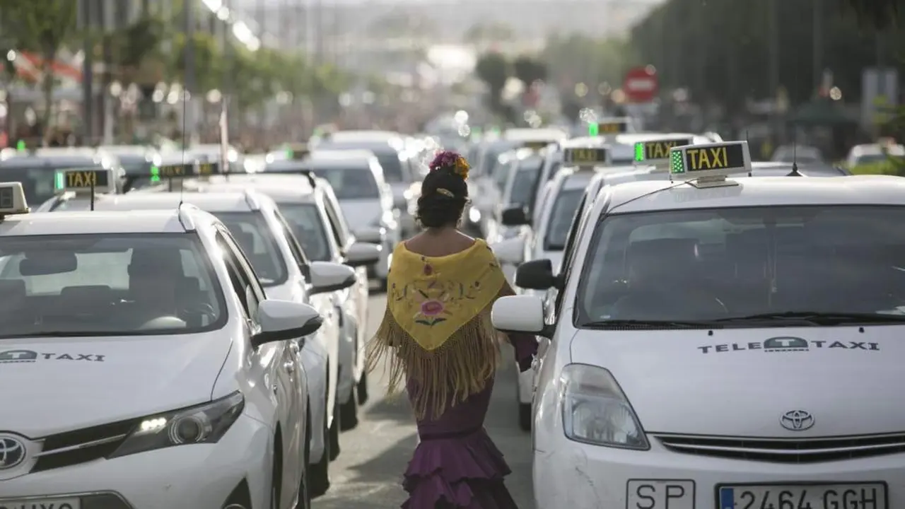 Flamenca en la parada de taxis de la Feria de Abril. - MAR&Iacute;A JOS&Eacute; L&Oacute;PEZ / EP