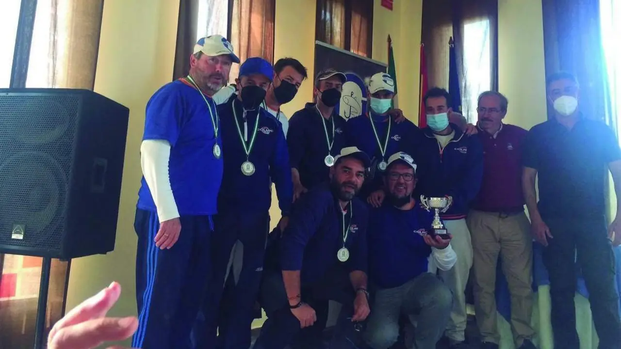 El arcense Juan Jos&eacute; Zarzuela, junto al presidente de la Andaluza, form&oacute; parte del Club Ubrique&ntilde;o, subcampe&oacute;n de Andaluc&iacute;a.. - CEDIDA