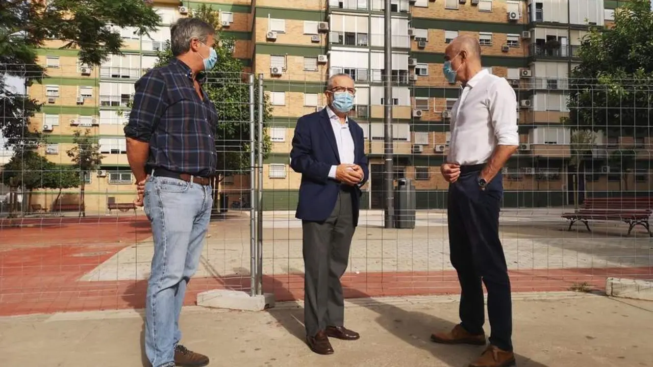 El delegado del Distrito Cerro-Amate y delegado de H&aacute;bitat Urbano, Juan Manuel Flores, en el centro de la imagen, con el alcalde de la ciudad, Antonio Mu&ntilde;oz. - AYTO SEVILLA