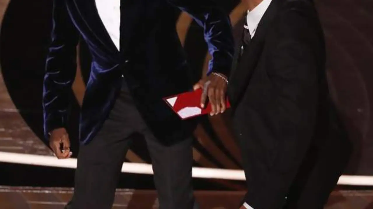 El momento de la gala, el del pu&ntilde;etazo de Smith a Chris Rock - EFE/EPA/ETIENNE LAURENT