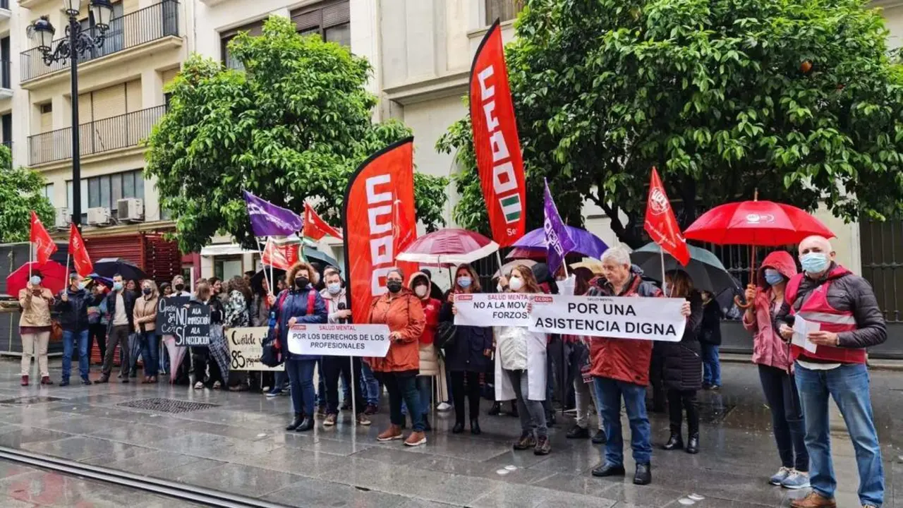 Concentraci&oacute;n de profesionales de Psiquiatr&iacute;a de la provincia de Sevilla ante la sede del SAS en la Avenida de la Constituci&oacute;n.  - CCOO SEVILLA