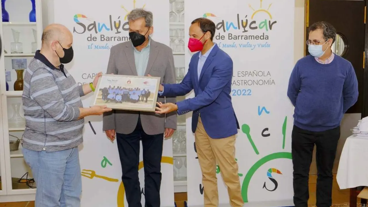 Un momento de la visita del alcalde, V&iacute;ctor Mora, a la Escuela de Hoster&iacute;a de El Picacho - A. I.